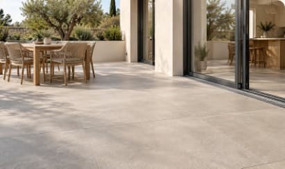 Terrasse en carrelage clair avec table et chaises en bois
