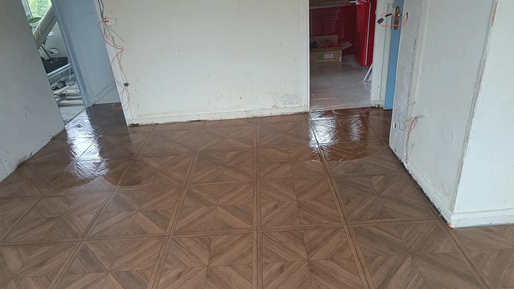Floor in parquet-effect tiles with a geometric pattern