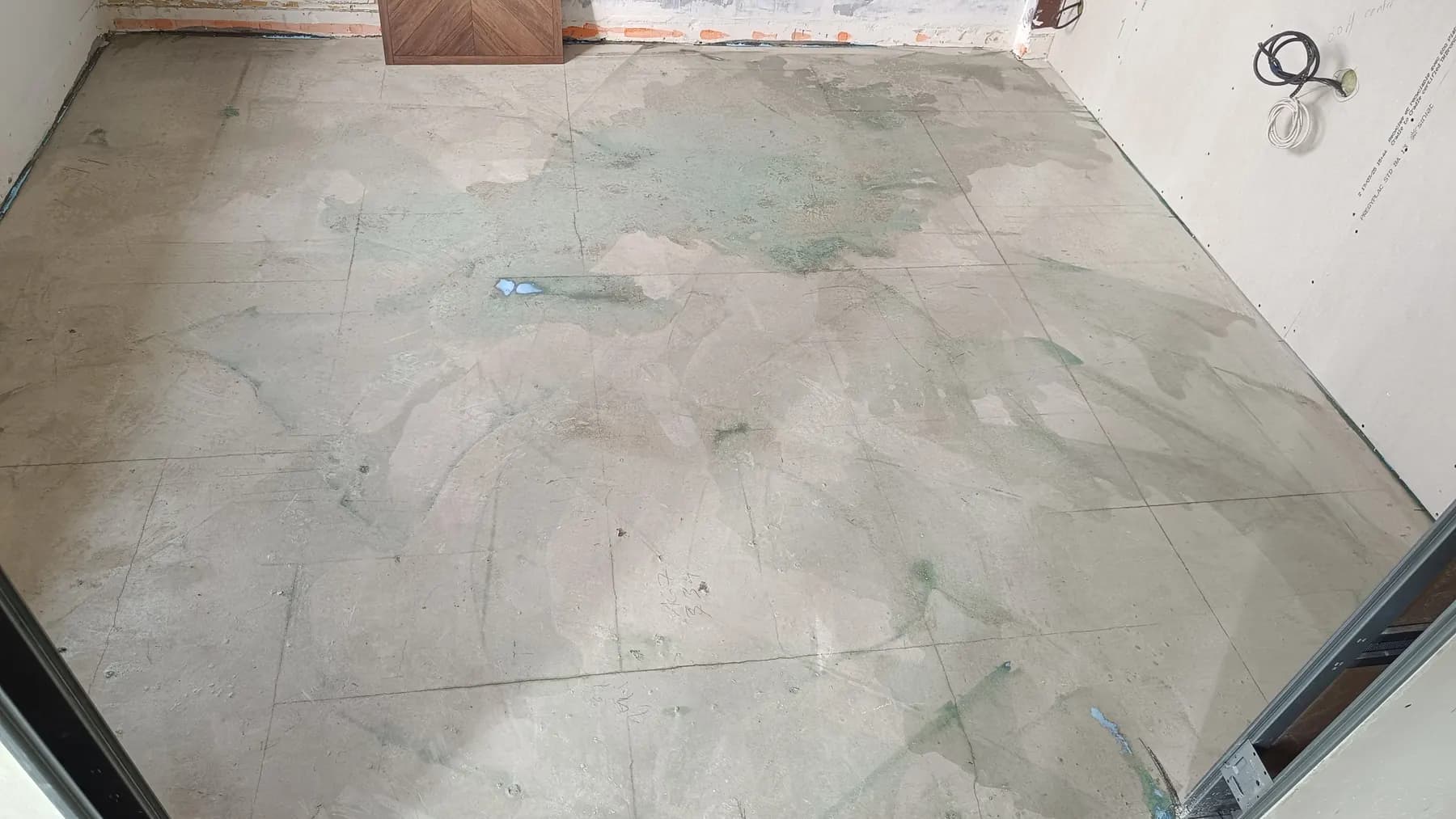 Sol préparé et mis de niveau avant la pose du carrelage