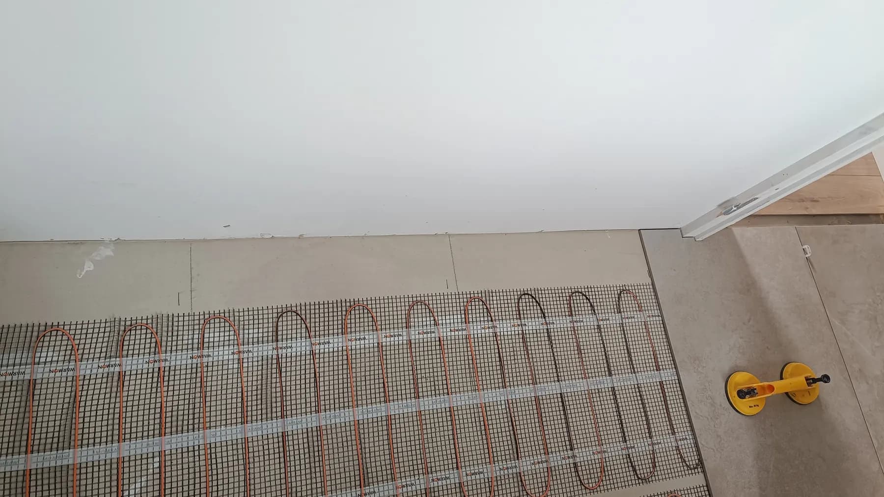 Câbles d’un plancher chauffant électrique posés avant le carrelage