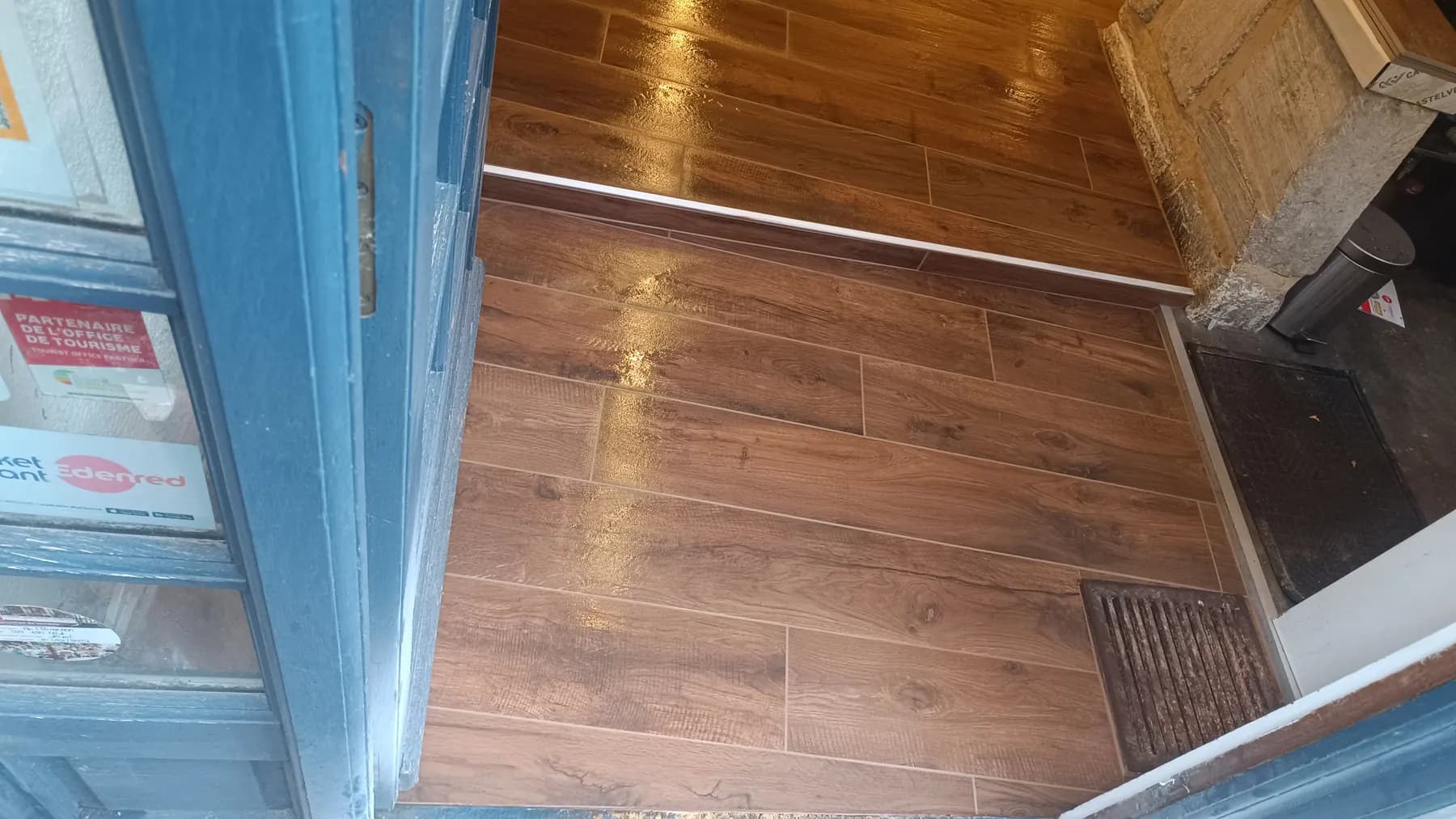 Glossy dark wood-effect tiled floor