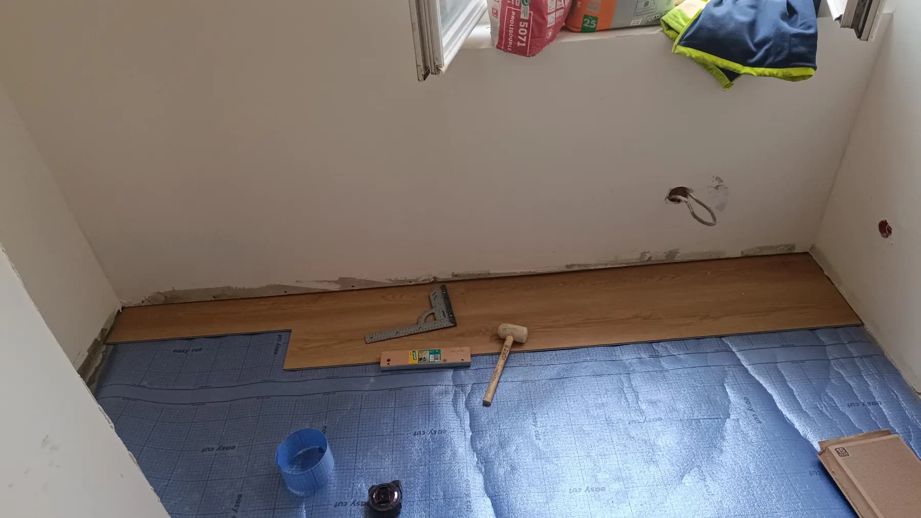 Pose d’un sol flottant effet chêne sur sous-couche